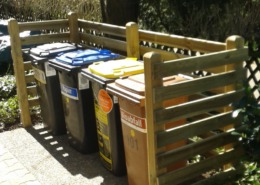 Mülltonnen gut erreichbar, aber vom Garten sichtgeschützt
