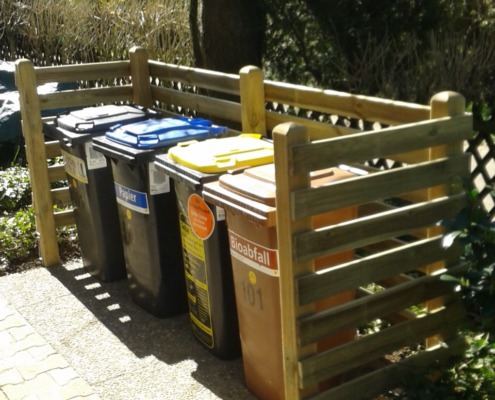 Mülltonnen gut erreichbar, aber vom Garten sichtgeschützt
